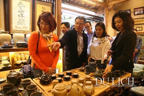 Nghệ nhân Tô Thanh Sơn giới thiệu sản phẩm của mình với du khách